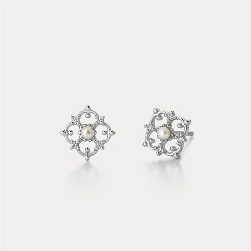プラチナ ピアス